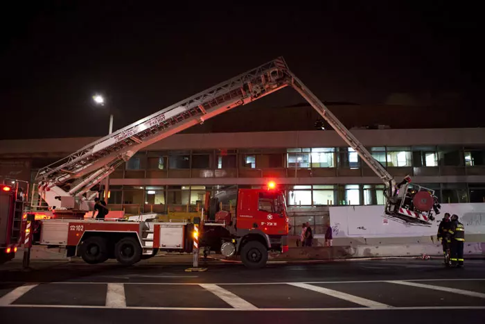 ארבעה צוותי כבאות הגיעו למקום על מנת להשתלט על האש