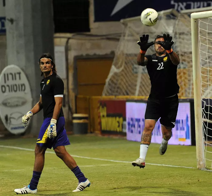 שחקני ההגנה מציינים את הביטחון שהוא משרה עליהם. אדרי