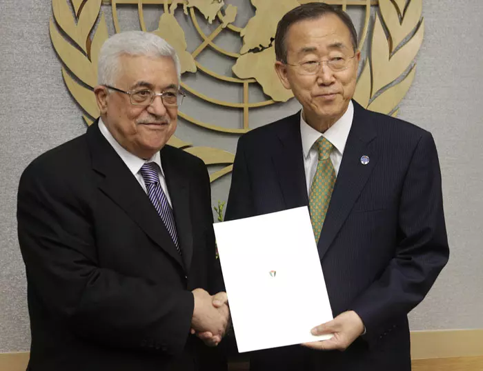 כישלון הסברתי ארוך הטווח של כל ממשלות ישראל, יושב ראש הרשות הפלסטינית אבו מאזן עם מזכ"ל האו"ם באן קי-מון