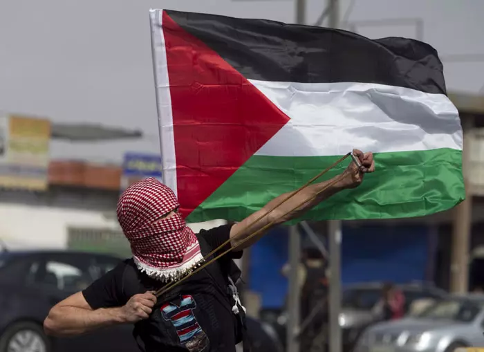 הפלסטינים טוענים כי צה"ל עבר לשימוש באש חיה לאחר שלא הפרות הסדר תגברו