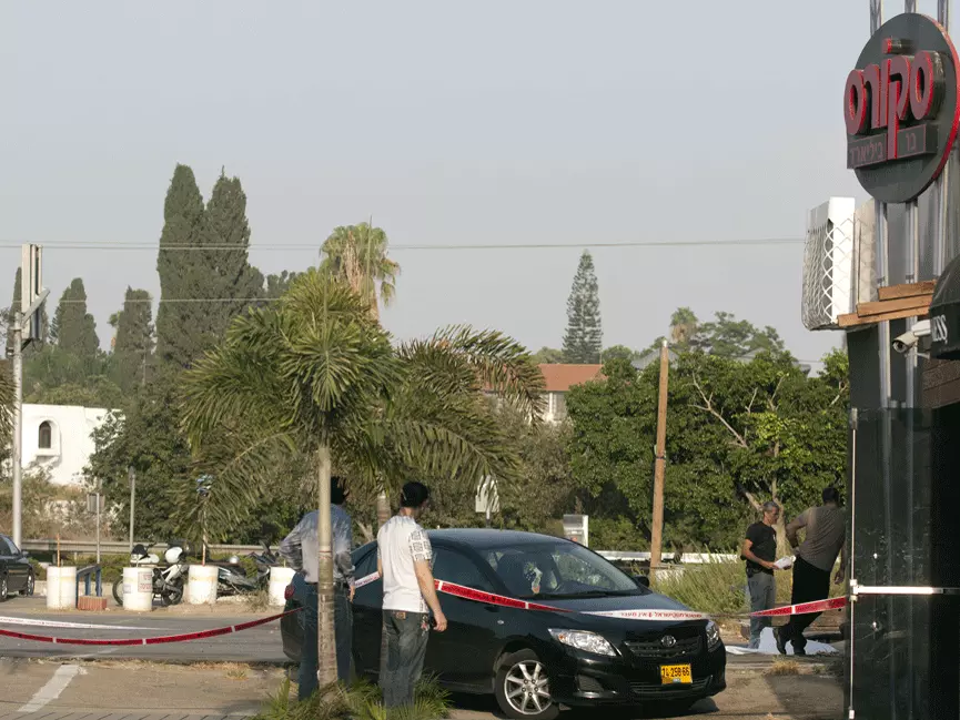 השוטרים בוחנים כעת את מצלמות האבטחה שהיו במקום על מנת לבחון האם המעשה נקלט בהן. זירת האירוע, הבוקר