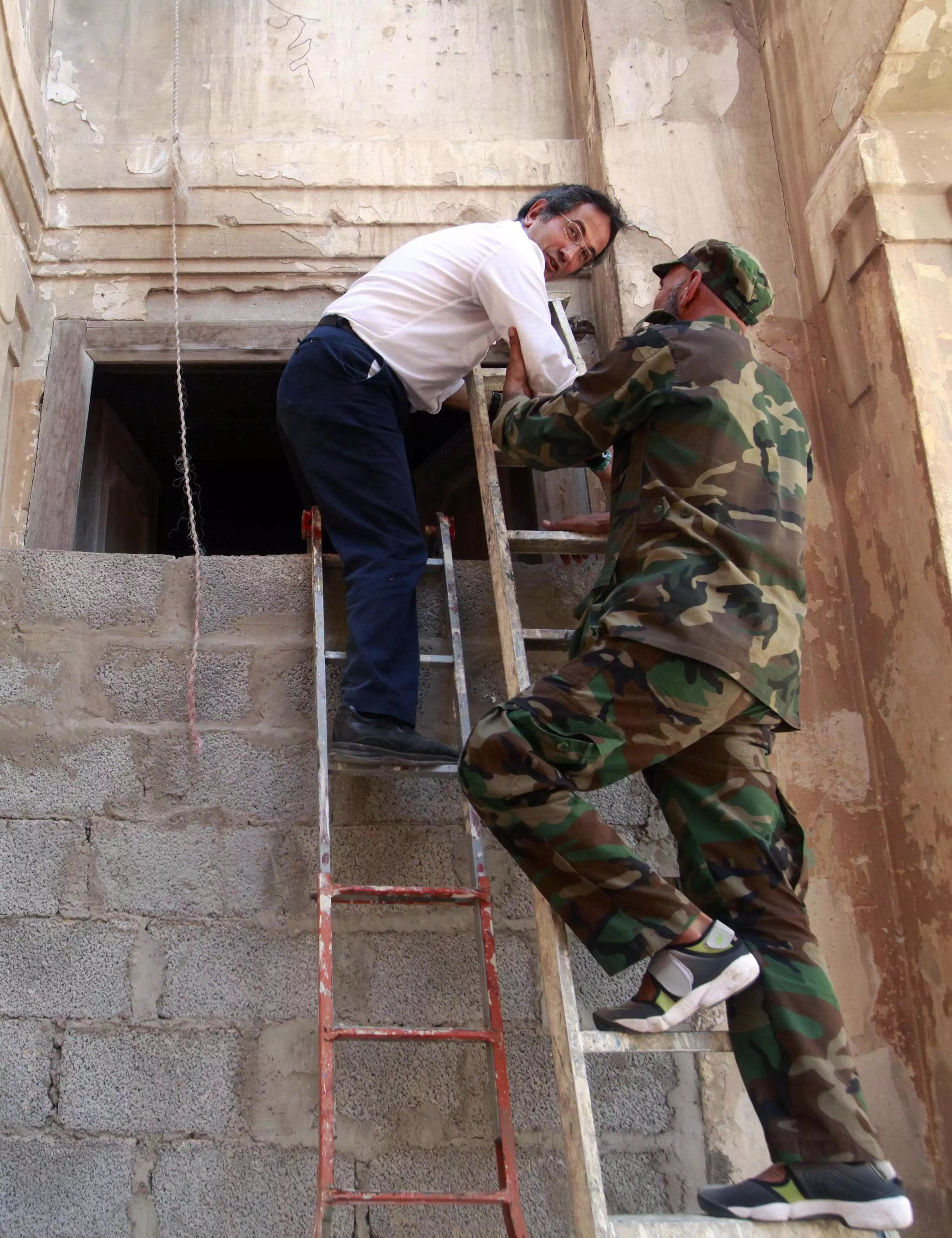 עם קצת עזרה מחברים. נציג המורדים עוזר לג'רבי לטפס אל בית הכנסת דרך חרך בקיר