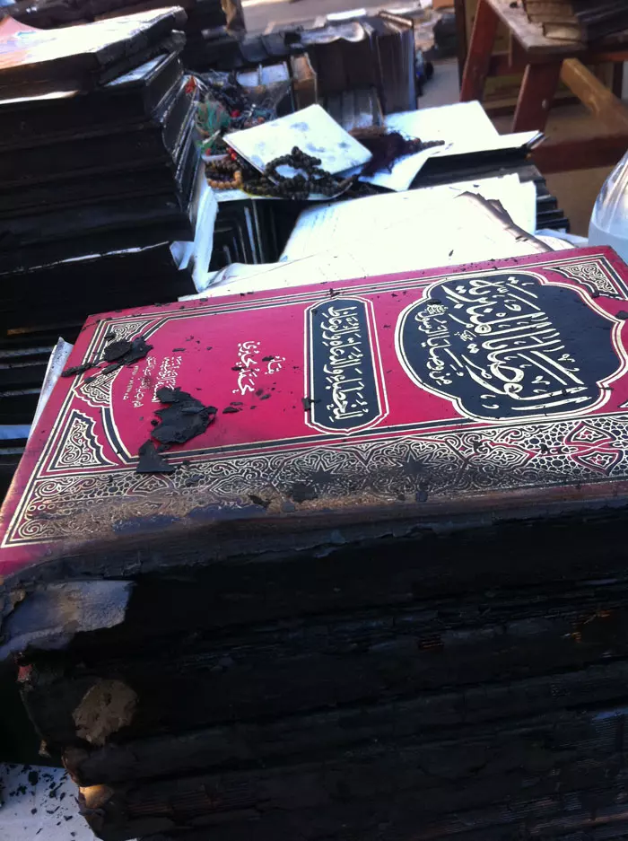 ספר קוראן שהוצת במסגד
