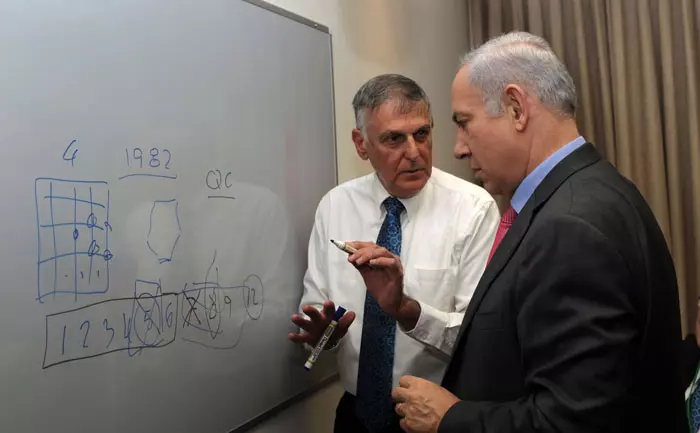 פרופ' שכטמן מנסה להסביר לראש הממשלה את משמעות מחקרו הגבישים הקוואזי-מחזוריים