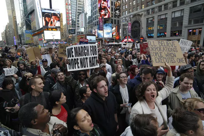 המהומות של "כובשי וול-סטריט" שקל להסית נגד הקפיטליזם. מפגינים בניו יורק