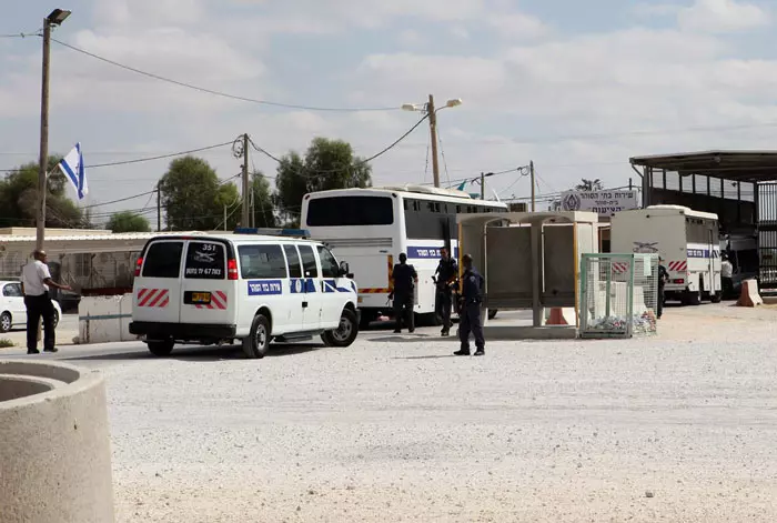 אסירים פלסטינים מגיעים לכלא קציעות לקראת שחרורם, הבוקר