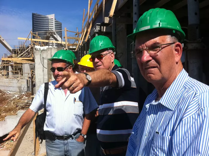 מרוצה מההתקדמות. יעקב שחר במתחם האצטדיון החדש