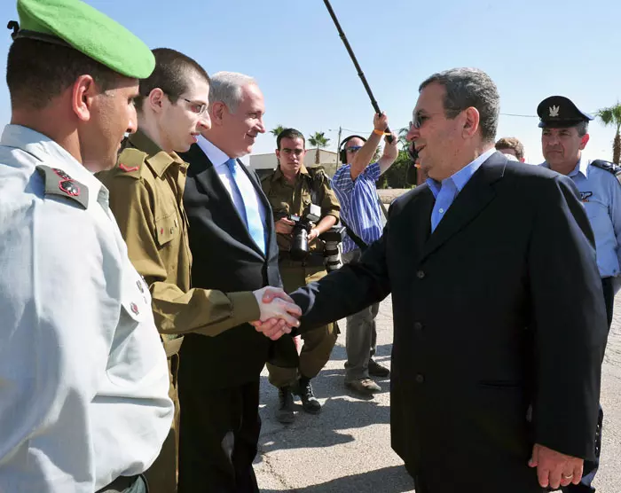 אמין שאלה את ברק בעבר: "איך אתה, שהובלת כל כך הרבה מלחמות ותקפת בעזה, מעז לדבר על שלום?". ברק בפגישה על שליט, היום