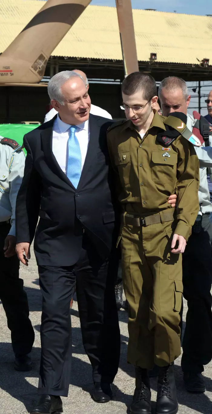 גלעד שליט עם ראש הממשלה בנימין נתניהו