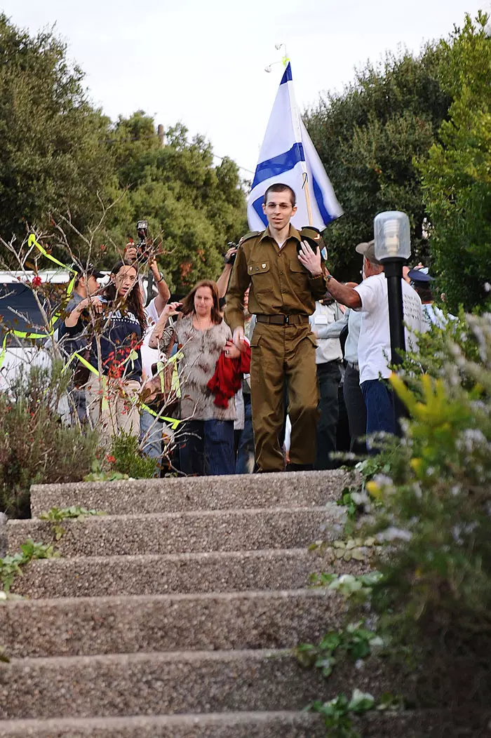 גלעד שליט מגיע לראשונה למצפה הילה