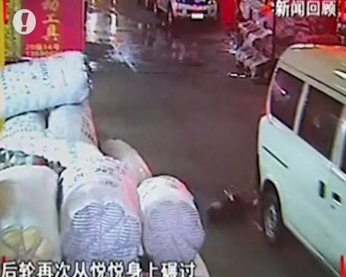 מצלמת האבטחה מתעדת את וואנג יו-אה נדרסת על ידי הנהג הראשון, ב-13 באוקטובר