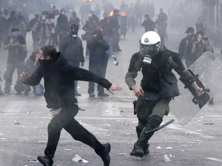 "למנוע מראות קשים של אבטלה המונית כמו במדינות אירופה ובארה"ב". הפגנה ביוון