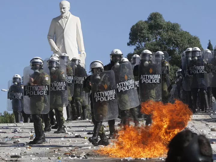 המועמדת הראשונה לפרוש מהגוש היא יוון. הפגנה ביוון על רקע המשבר