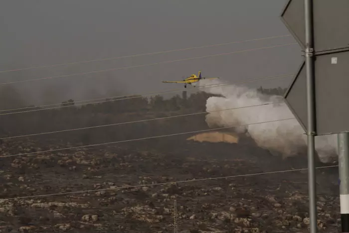 20 צוותי כיבוי מנסים להשתלט על האש. צומת יבור, היום