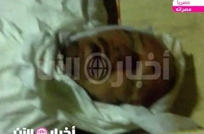 גופתו של קדאפי כפי שתועדה בסרטון, על פי טלוויזיית "אל-עלאן"
