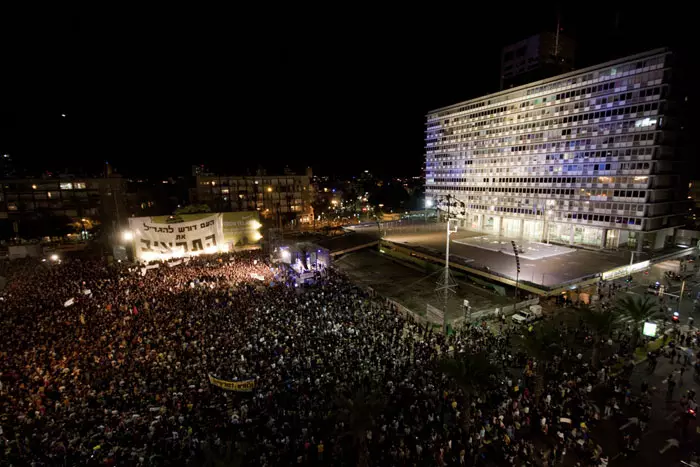 הגיע הזמן שהדמוקרטיה תפעל לטובת הכלל. הפגנה נגד יוקר המחיה בכיכר רבין