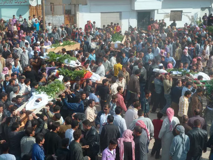 הלוויה של מתנגדי משטר בעיר חומס