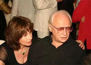אפרים קישון ונורית הירש ביום הולדתו ה-80