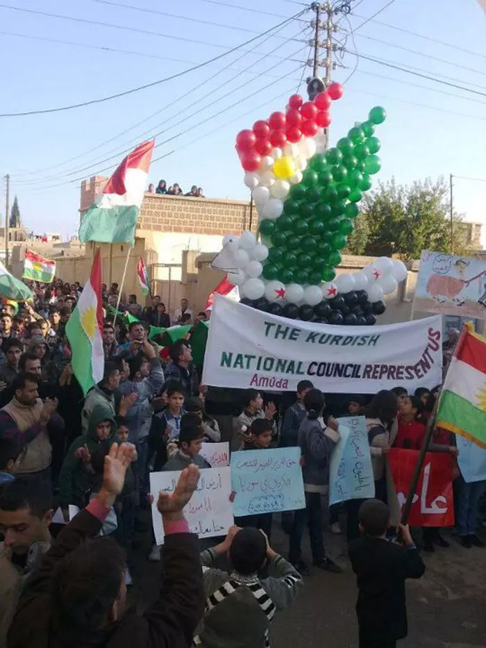 מפגינים כורדים נגד אסד, אתמול במהלך פסטיבל של חג הקורבן בעיר אל-סנמין