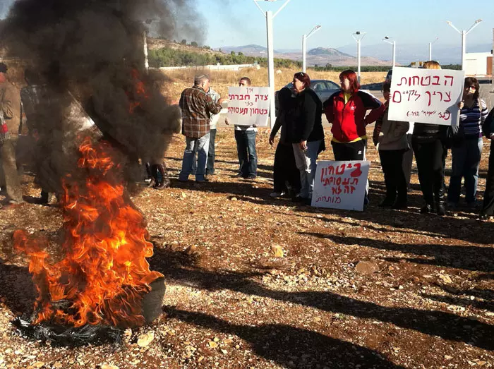 בהנהלה טוענים כי מדינה לא עמדה בהתחייבותה להעביר למפעל מיליוני שקלים. הפגנת עובדי המפעל אשר פוטרו בנובמבר האחרון