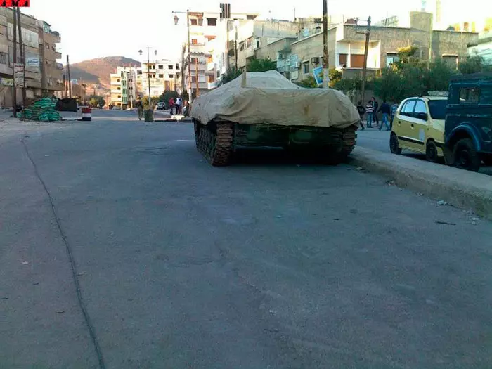 אסשד נאבק מאבק של חיים או מוות באויביו. טנק של צבא סוריה ברחובות