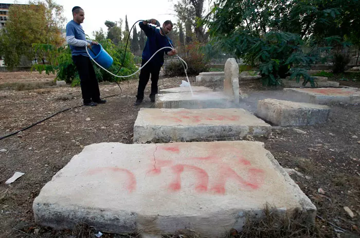 קברים שהושחתו השבוע בבית העלמין המוסלמי בממילא