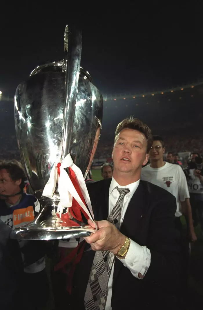הרגע הגדול בתקופתו באייאקס. ואן חאל מניף את גביע אירופה ב-1995