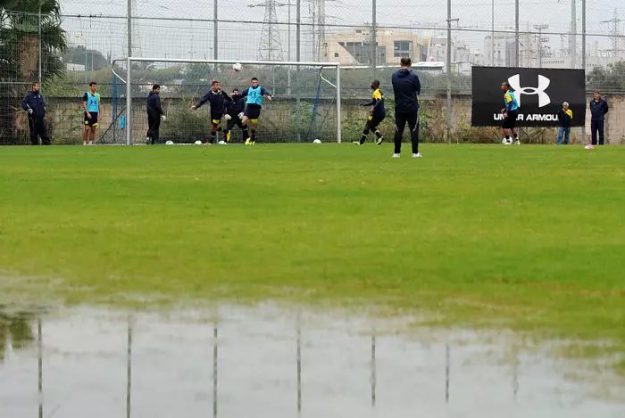 התאמנו תחת גשם כבד. שחקני מכבי תל אביב היום