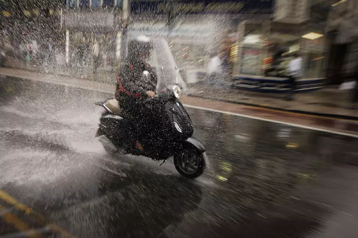 אופנוע בגשם