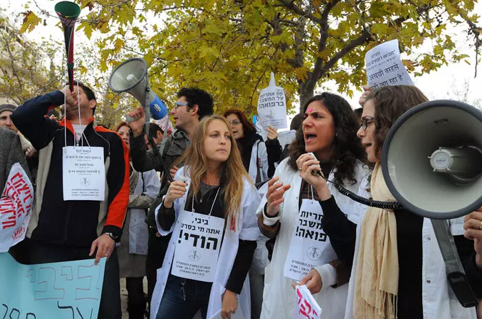 "ואנו מאוכזבים עמוקות מהאופן שבו המעסיקים העתידיים שלנו מתמודדים עם המשבר הנוכחי", הפגנת הסטודנטים