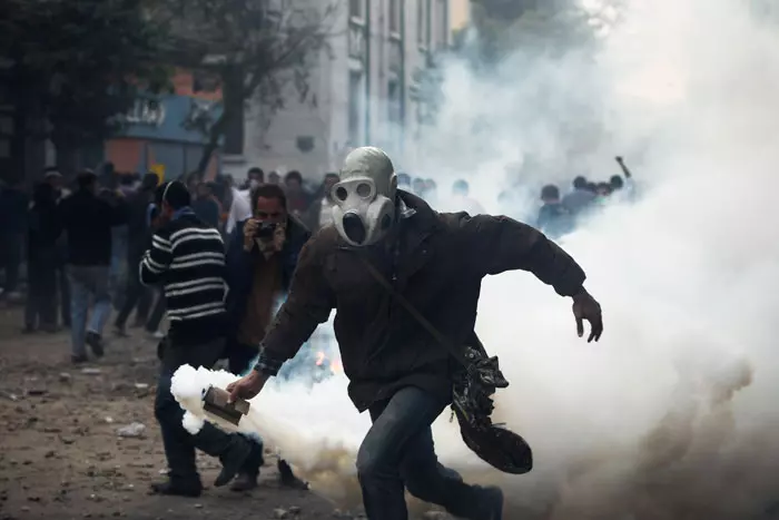 המפגינים השליכו גז מדמיע ורימוני עשן לעבר כוחות הביטחון