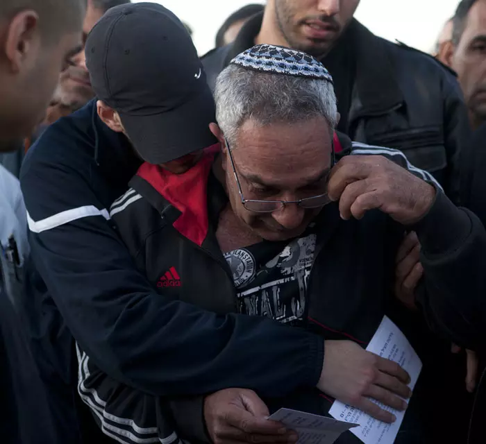 "המשטרה הייתה יכולה לפענח את המקרים האלה מהר יותר". שאול שאטי בהלווית בנו, ירין