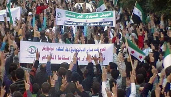 אזרחים ועריקים מהצבא בהפגנה נגד שלטון אסד, החודש בחמוס