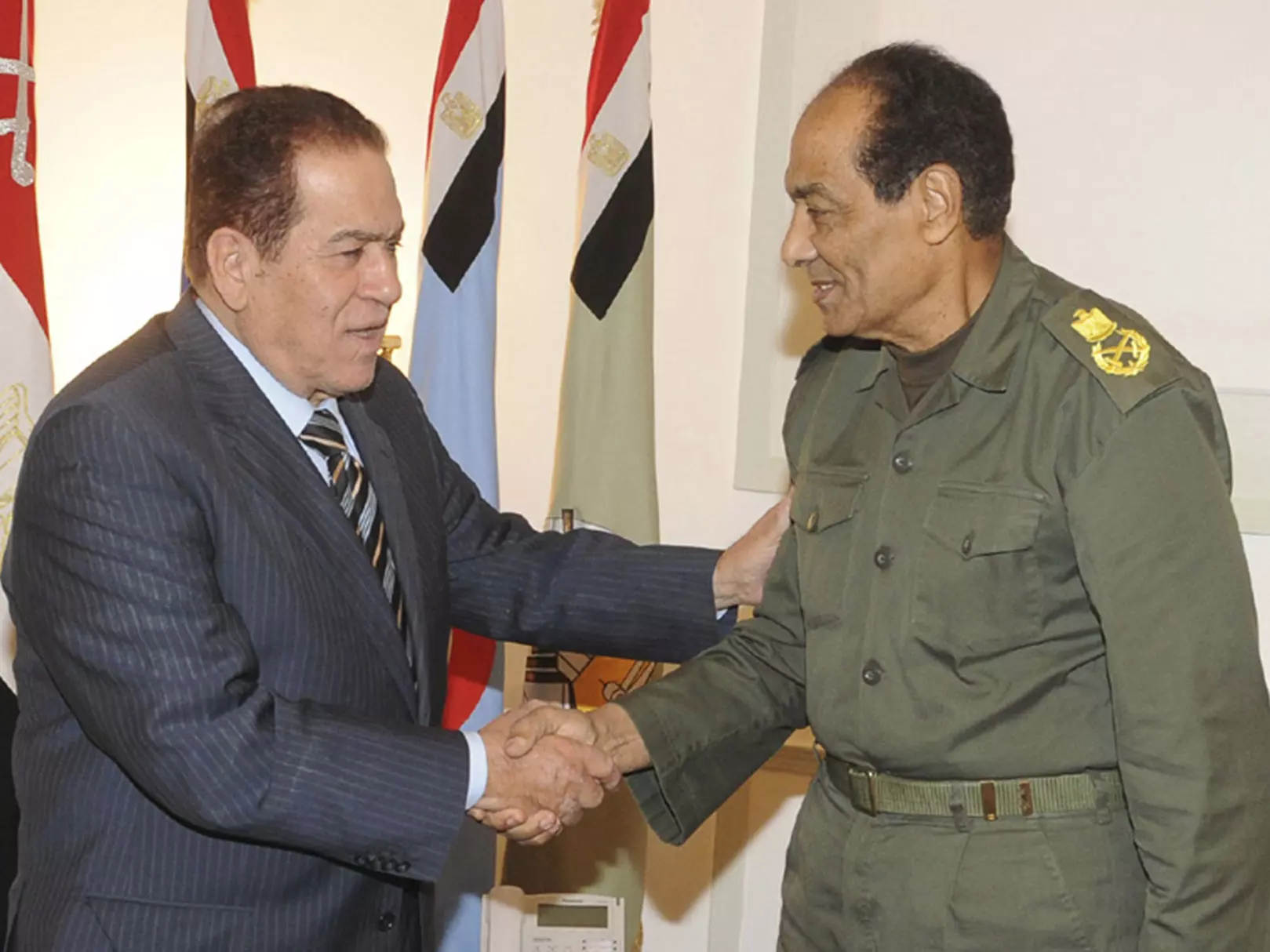 המטרה הראשונה - השגת ביטחון לאזרחי מצרים. ראש הממשלה גנזורי והגנרל טנטאווי