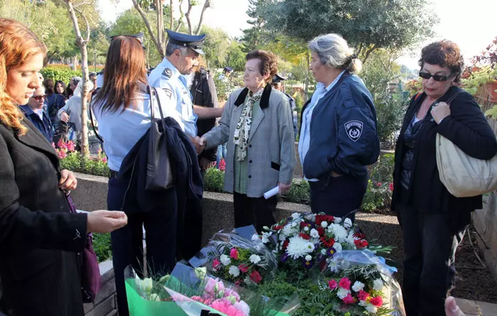 "אמרת שהגשם ישטוף את הדמעות, אבל הגשם הפסיק והדמעות ממשיכות"