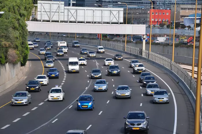 הכביש עמוס? רוכבי האופנועים יוכלו לעקוף את הפקק מהשול הימני