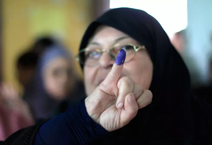 "מעמד הנשים לפני האיסלם היה כמו של החיות. האיסלם השיב לאישה את מעמדה הנורמלי". אישה מצרית ביום הבחירות במצרים