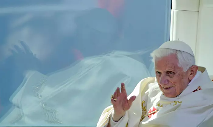 האפיפיור מנופף מה"פופמוביל" לתומכיו, במהלך הביקור בגרמניה בספטמבר