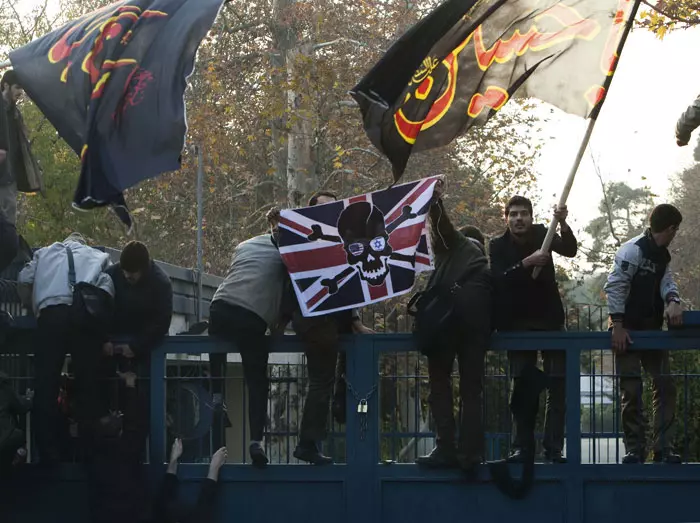 המפגינים צובאים על שערי השגרירות, היום