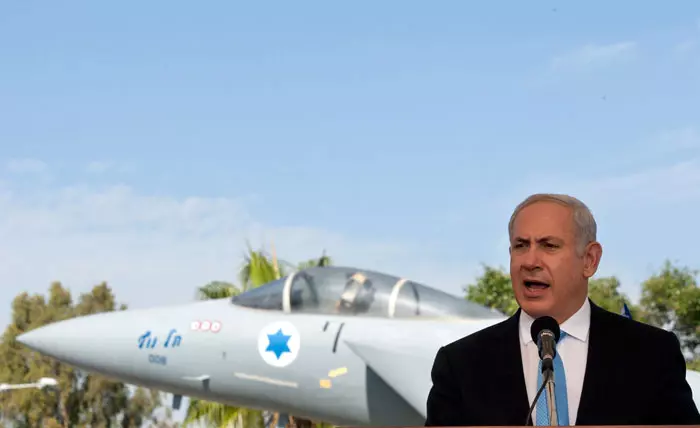 גינגריץ': סיוע לישראל - כן. לפלסטינים - "לשקול מחדש". נתניהו על רקע מטוס קרב
