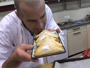 ערן ירוחם ומשולשי פילו עם מסקרפונה ופירות יבשים