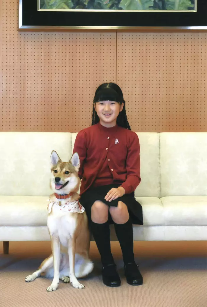 . נסיכת יפן עם כלבה. טוקיו, יפן. 23.11.2011