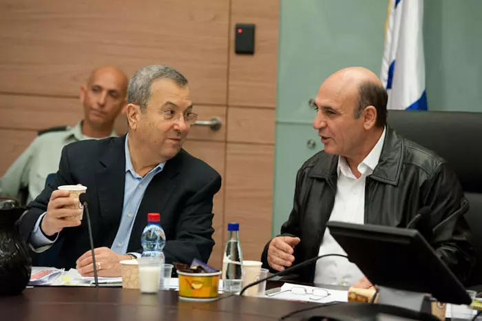 "במקום שבו ביבי ופייגלין דרים באותו בית, אנשים הגונים חייבים לחפש לעצמם בית אחר". מופז, מימין