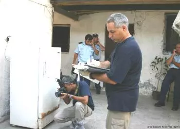 אנשי זיהוי פלילי. יועבר לידי אזרחים
