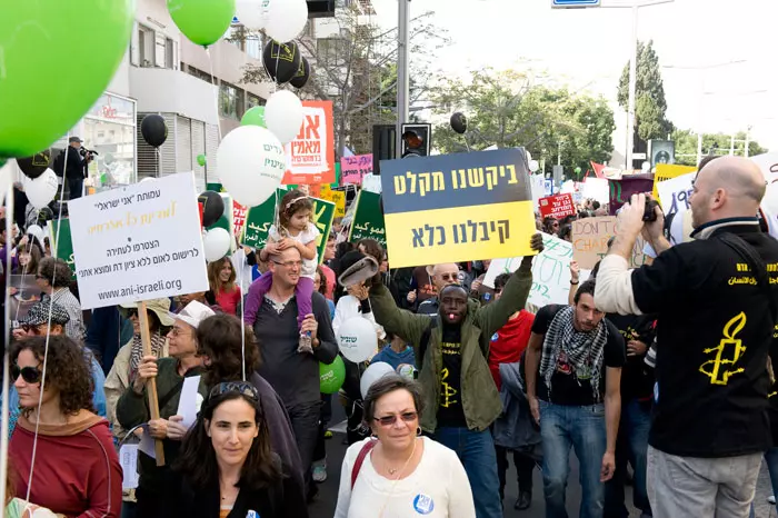 משום שהבקשות למקלט של האריתראים והסודנים אינן נבחנות, הם אינם זוכים לזכויות המובטחות לפליטים. שלט "ביקשנו מקלט - קיבלנו כלא"