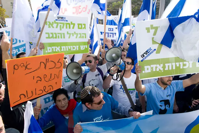 כמו כן, משתתפים במצעד גם ארגוני ימין תחת הקריאה: "זכויות אדם גם ליהודים"