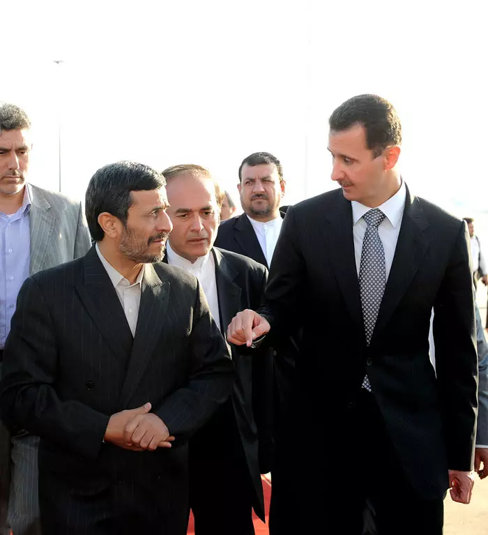"אירן יכולה לתמוך במשטר הדיכוי בסוריה, או שהיא יכולה לשחק תפקיד משמעותי באזור". אחמדינג'ד ואסד