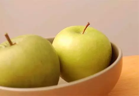 למנת פתיח אפשר לתת לילדים לשפד קוביות תפוחים, פירות יבשים ולטבול בדבש