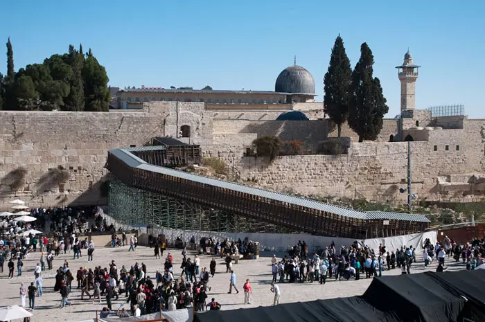 "כרגע הגשר מסוכן ויש צורך לבנות גשר חדש, לא בתוך הר הבית אלא אליו". גשר המוגרבים, היום