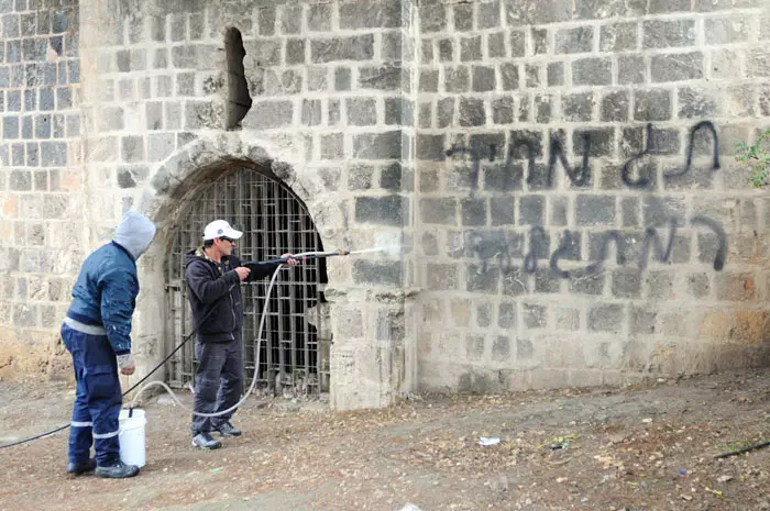 דין גרפיטי בשם צדק חברתי כדין ריסוס כתובות במסגד פלסטיני?